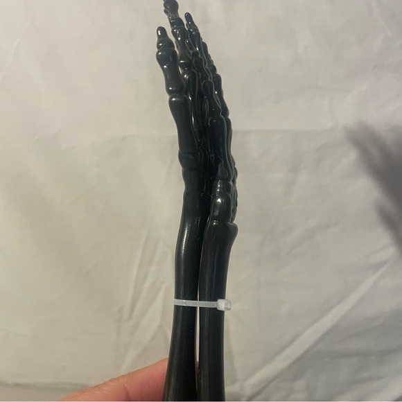 Skeleton tongs Black NEW grab for your holiday party - Picture 2 of 7